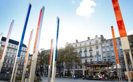 Mâts de verre et de métal de la place de l'hôtel de ville