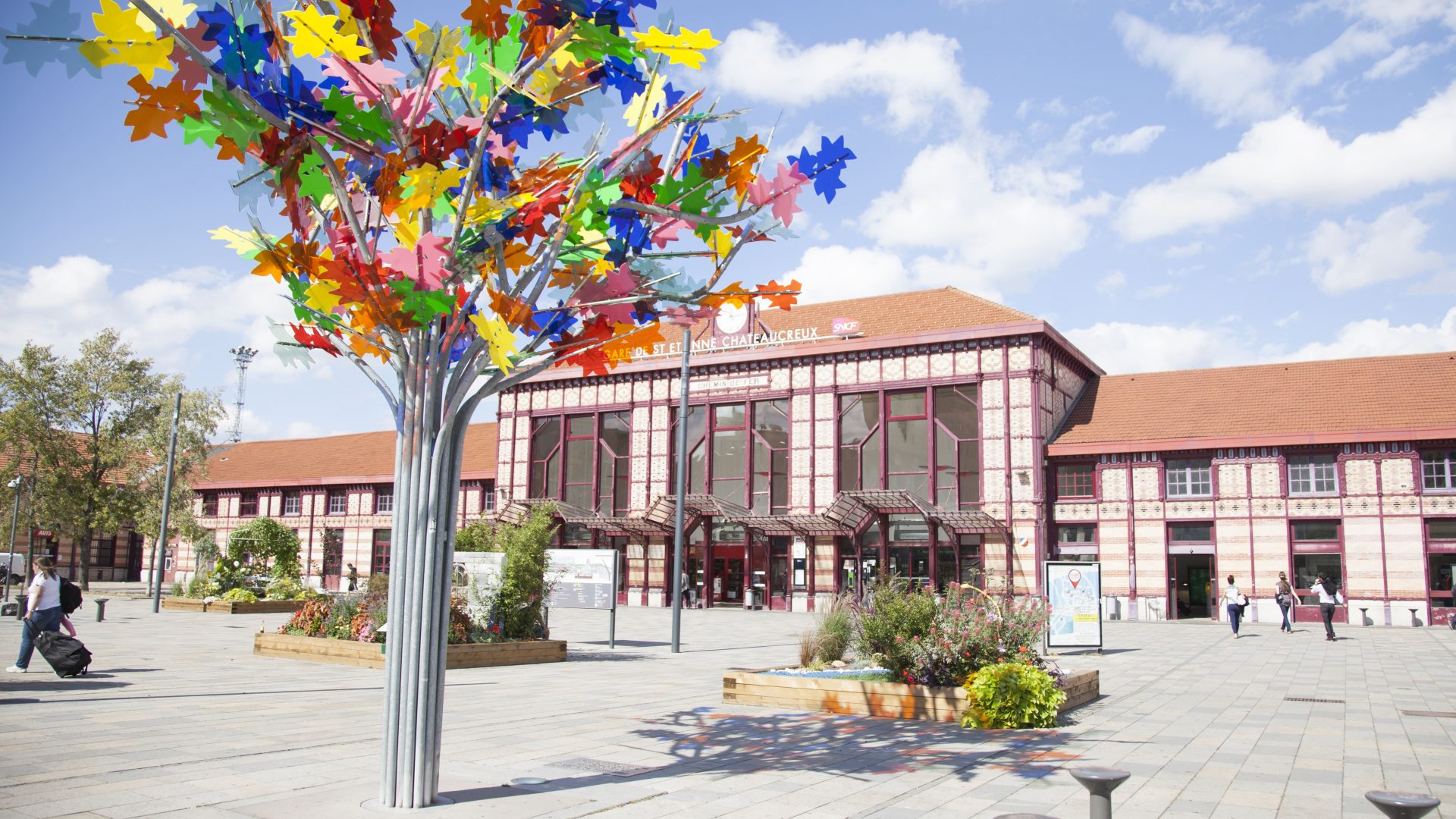 Gare Châteaucreux - Parvis - Arbre multicolor design - train - Saint-Etienne